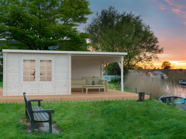 Palmako Blockbohlenhaus Ella 8,7 + 8,2 mit Anbaudach und Rückwand 28 mm transparente Tauchgrundierung
