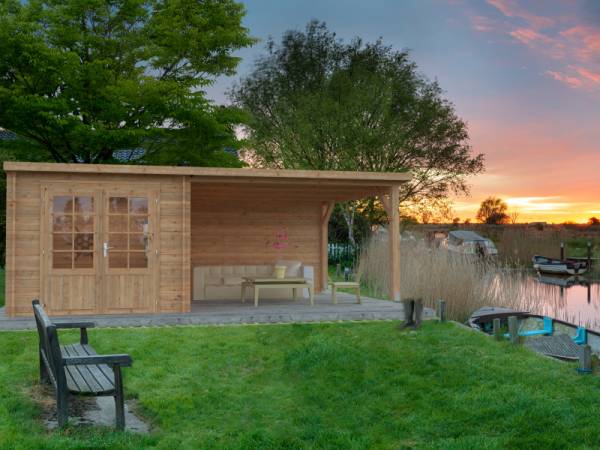 Palmako Blockbohlenhaus Ella 6,9 + 10,0 mit Anbaudach und Rückwand 28 mm braune Tauchgrundierung