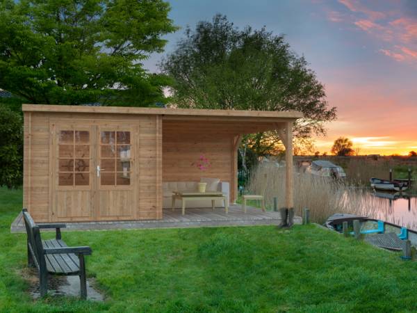 Palmako Blockbohlenhaus Ella 6,9 + 8,2 mit Anbaudach und Rückwand 28 mm braune Tauchgrundierung