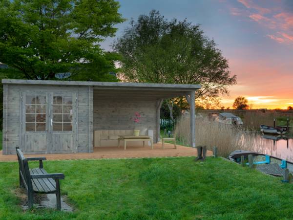 Palmako Blockbohlenhaus Ella 6,9 + 10,0 mit Anbaudach und Rückwand 28 mm graue Tauchgrundierung