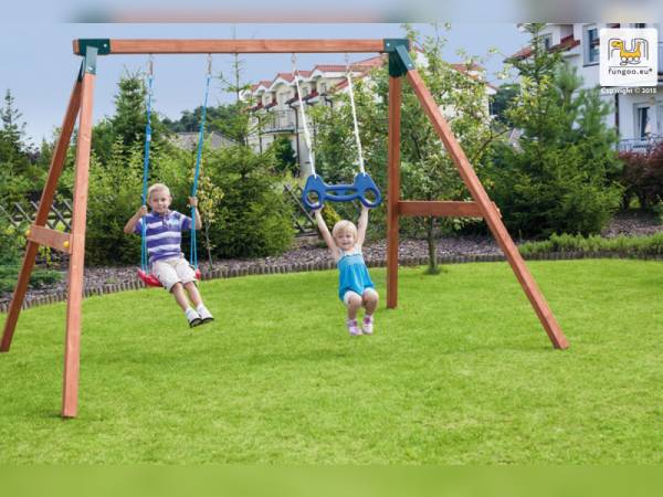 FUNGOO SWING FLY 2.0 (Schaukelgestell mit roter Schaukelsitz und grüner Schaukelsitz) / NADELHOLZ teak impr.